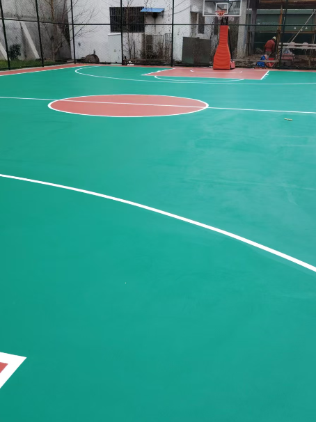 海城 球场长期使用易出现地面开裂
